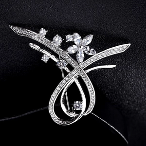 Broche Fleur en Cuivre et Zirconia de Luxe pour Femmes Élégant Pin Ruban Style Coréen Couleur Or Blanc Bijoux de Mariage