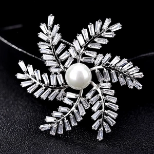 Broche de Luxe en Cuivre Zircon Feuille de Moulin à Vent Pour Femmes Élégant Flocon de Neige Künstliche Perle Strass Bijoux de Mariage