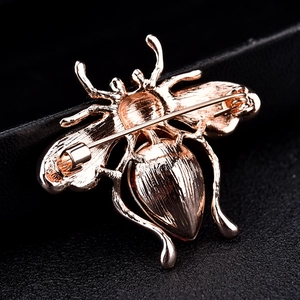 Broche abeille élégante en or rose avec ailes détaillées et fermoir de sécurité robuste