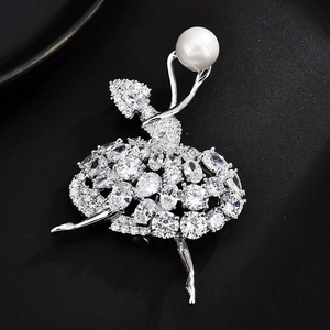 Détail de la broche ballerine argentée ornée de zircons brillants et d'une perle blanche