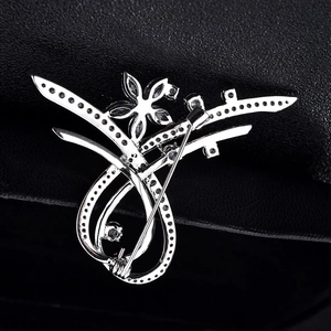 Broche fleur argentée élégante avec oxydes de zirconium blancs sur fond sombre