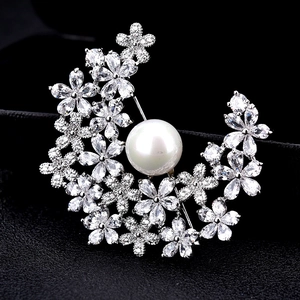 Elegante bloemen-halvemaanbroche met heldere zirkonen en een grote witte parel