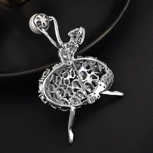 Vue macro d'une broche ballerine en argent avec cristaux de zircon et détail de l'épingle