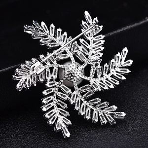 Broche flocon de neige argentée de luxe avec zircons baguette et détail de perle centrale