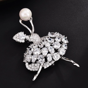 Élégante broche ballerine avec perle blanche et oxydes de zirconium sur métal argenté