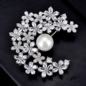 Elegante halve maan broche met zirkoon bloemen en een grote centrale parel