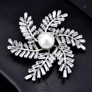 Broche luxueuse en forme de moulin à vent avec perle et cristaux de zircone cubique