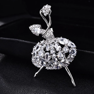Vue macro d'une broche ballerine argentée avec oxydes de zirconium sur fond noir