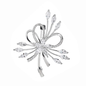 Broche fleur argentée élégante avec zircons et design ruban pour accessoire de femme