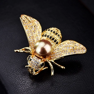 Exquisite goldene Bienenbrosche mit Champagnerperle, Zirkonia und schwarzem Edelsteinbauch