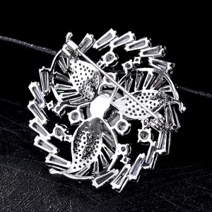Rückansicht der silbernen Kristallbrosche mit Pfauenmotiven und Metall-Hohlhandwerkskunst