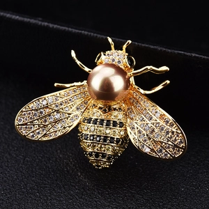 Broche abeille dorée exquise avec perle champagne et cristaux strass scintillants
