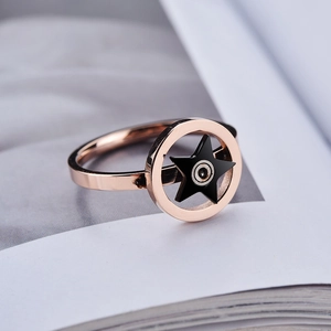 Roteerbare sterring in roségoud voor dames met een minimalistisch open ontwerp