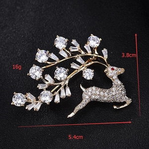 Détails des dimensions de la broche cerf mesurant 5,4 cm sur 3,8 cm et pesant 16g