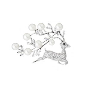 Broche renne élégante en argent avec pavé de zircons et perles blanches décoratives