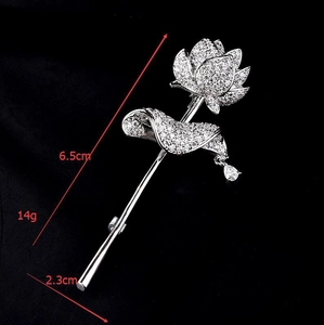 Vue détaillée de la broche fleur de luxe mesurant 6,5 cm avec pavage en zircon brillant