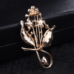 Detail view of the secure safety pin and rotating clasp on the gold flower brooch back