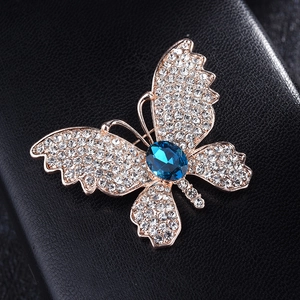 Exquisite Schmetterlingsbrosche mit blauem ovalem Edelstein und weißen Kristallen