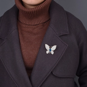 Eleganter Schmetterling Brosche mit weißen Zirkonia und einem tiefblauen Kristall-Mittelstück