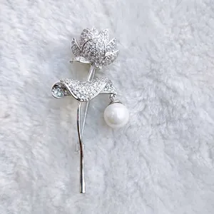 Détail de la broche fleur de lotus en argent avec zircons blancs et perle pendante