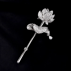 Broche lotus raffinée sertie de zircons blancs avec un pendentif en forme de goutte