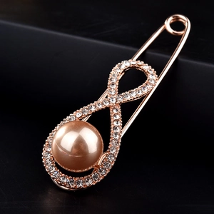 Broche infini élégante en or rose avec perle champagne et cristaux brillants