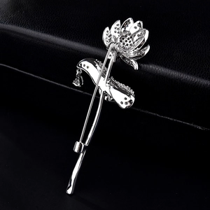 Broche fleur argentée élégante avec zircone montrant la structure arrière en métal