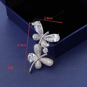 Détails des dimensions de 2,8 cm par 5,3 cm pour cette broche papillon en zircone