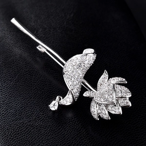 Broche fleur argentée élégante avec zircons et pendentif goutte sur cuir noir texturé