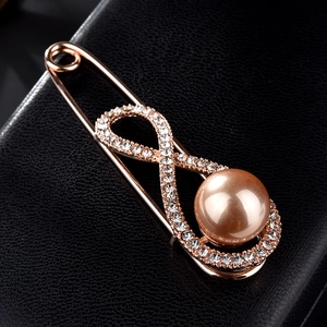 Broche épingle de sûreté infinie en or rose avec cristaux brillants et grande perle nacrée