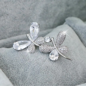 Broche papillon de luxe avec zircons scintillants sur une base en métal argenté