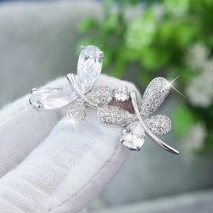 Broche papillon luxueuse avec cristaux de zircone scintillants et alliage argenté