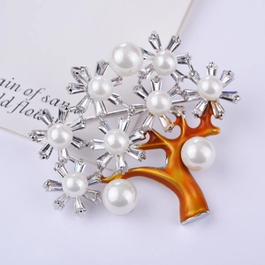 Elegante spilla ad albero con perle bianche, zirconi e dettagli in smalto arancione