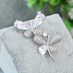 Broche libellule élégante avec zircone cubique poire et finition argentée polie