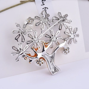 Dettaglio del retro della spilla ad albero della fortuna con chiusura a spillo e finitura