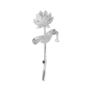 Broche fleur de lotus raffinée avec zircons pavés et pendentif en cristal en poire