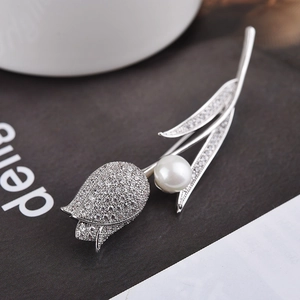 Broche tulipe élégante en argent avec zircons micro-pavés et perle sur fond sombre