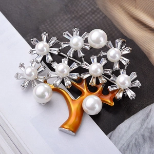 Elegante spilla ad albero con smalto giallo, cristalli di zircone e perle su base argento