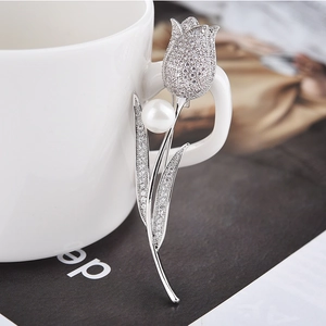 Broche tulipe argentée élégante sertie de zircons avec une perle blanche ronde
