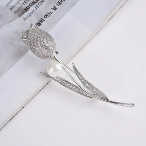 Élégante broche tulipe argentée avec zircons brillants et perle blanche ronde