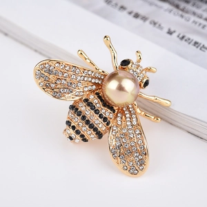 Broche abeille dorée élégante avec cristaux scintillants et perle champagne brillante