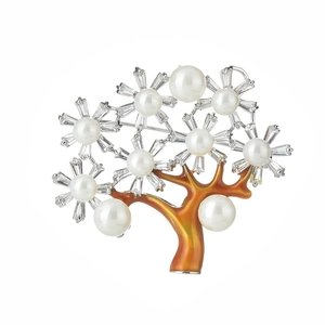Spilla albero della fortuna con perle bianche e cristalli di zircone cubico scintillanti