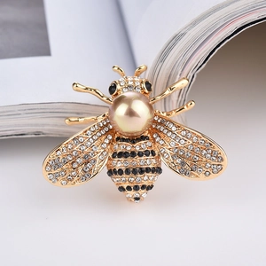 Broche abeille élégante avec placage d'or, strass noirs et blancs et centre en perle