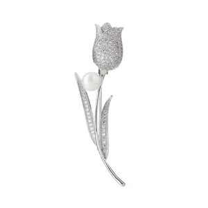 Élégante broche tulipe argentée avec cristaux micro-pave et détail de perle blanche