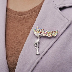 Broche cerf argentée avec cristaux arc-en-ciel sur le revers d'un blazer lilas