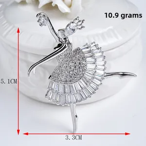 Détail de la broche ballerine avec pierres en zircone et mesure de 5,1 cm de hauteur