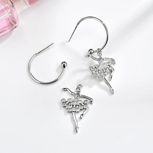 Dettaglio macro di orecchini e pendente ballerina in argento con pietre di zircone