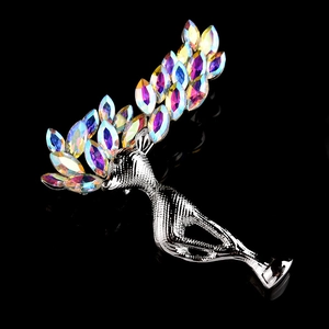 Détails macro d'une broche renne en métal argenté avec des bois en cristal scintillant