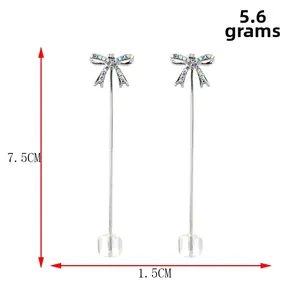 Eleganti orecchini a fiocco con catene lunghe e cubi di cristallo, 7.5cm di lunghezza e 5.6g