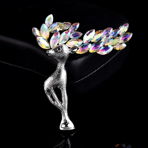 Élégante broche cerf en argent avec bois en cristal irisé scintillant sur cuir noir chic